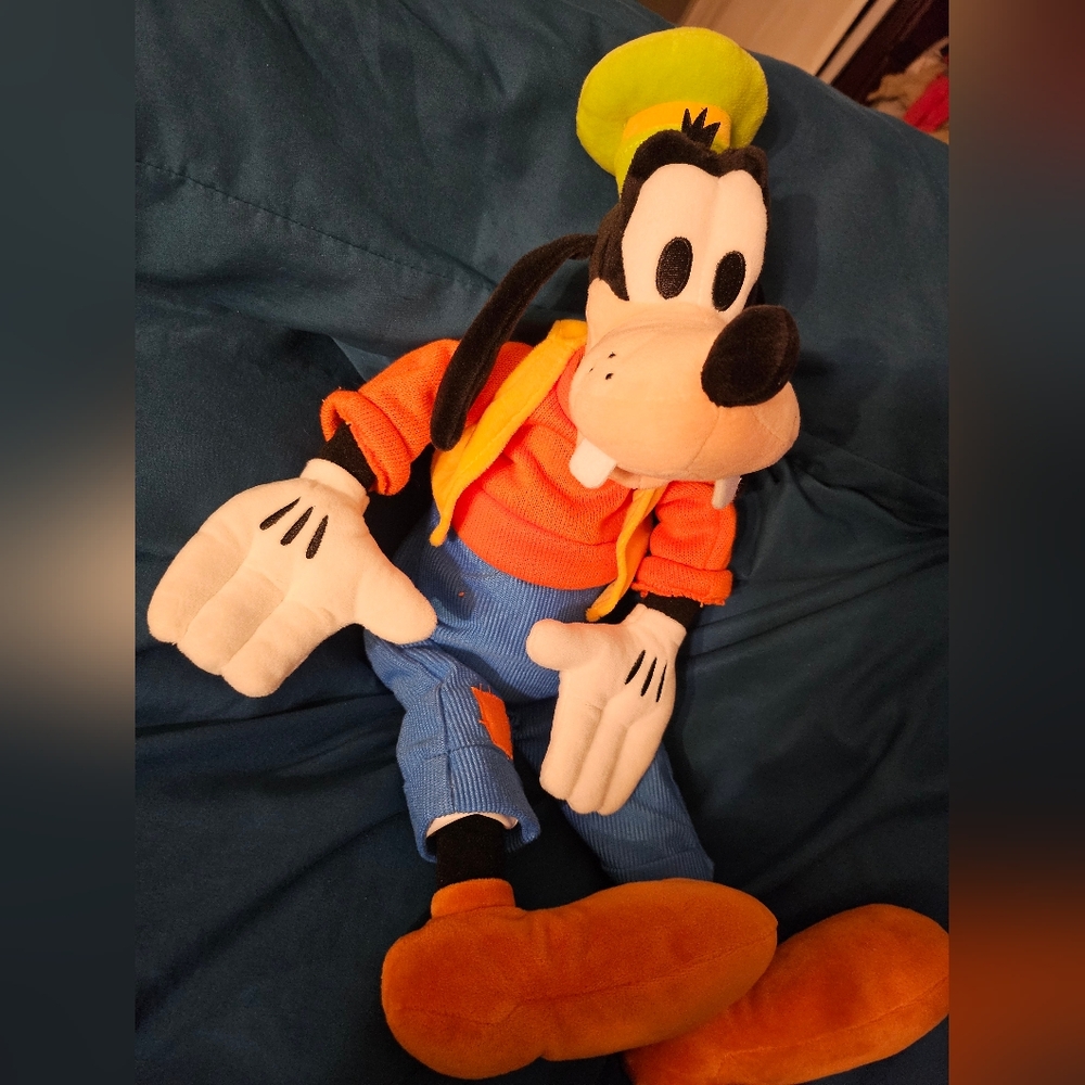 Disney Goofy 19" plush toy Disney Store